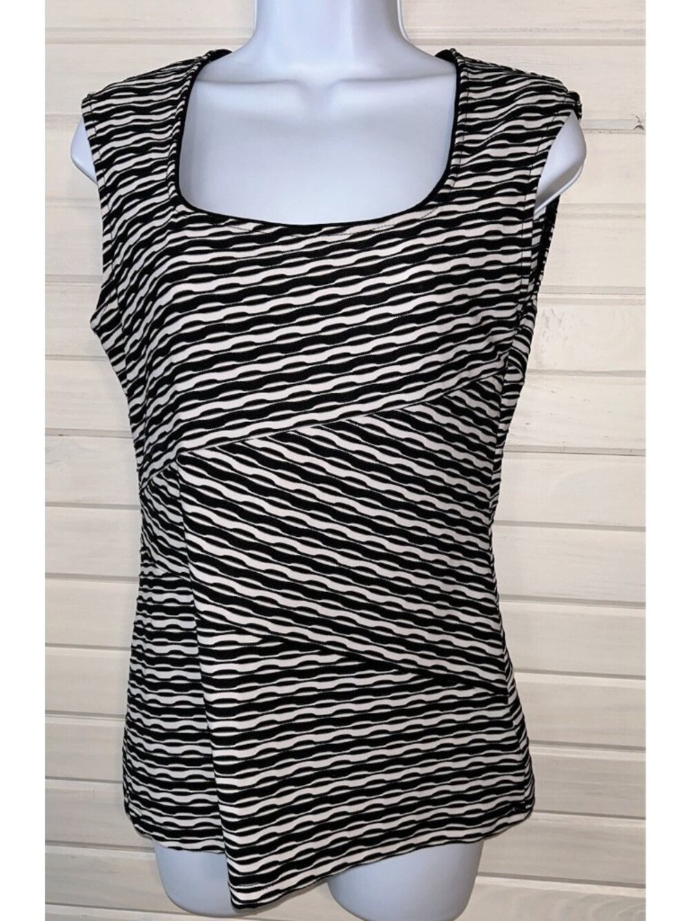NWT WHBM Sz MEDIUM Black White Jacquard Textured Shell Stripes Sleeveless